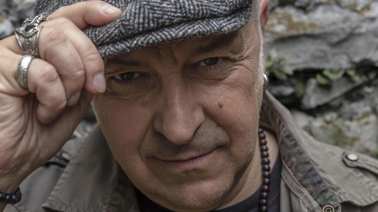 Davide Van De Sfroos al Forum di Assago per celebrare 25 anni di musica con 49 brani selezionati con cura. Il cantautore laghée si confronta con il passato e si prepara per una serata speciale. Davide Van De Sfroos al Forum di Assago per celebrare 25 anni di musica con 49 brani selezionati con cura. Il cantautore laghée si confronta con il passato e si prepara per una serata speciale.