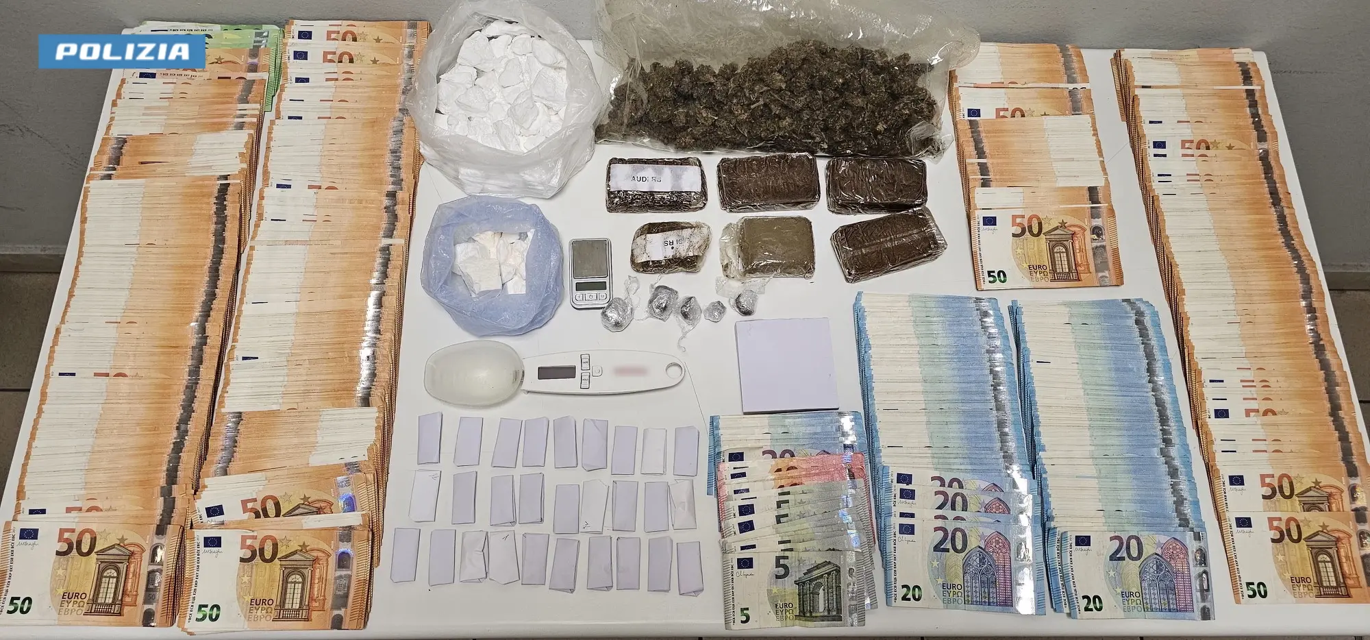 Milano, la lavanderia a gettoni? Un laboratorio per tagliare e confezionare la droga