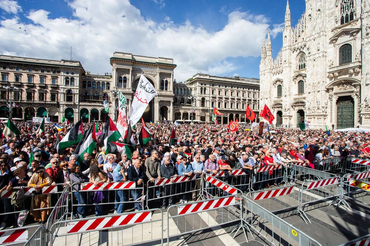 La folla in piazza Duomo
