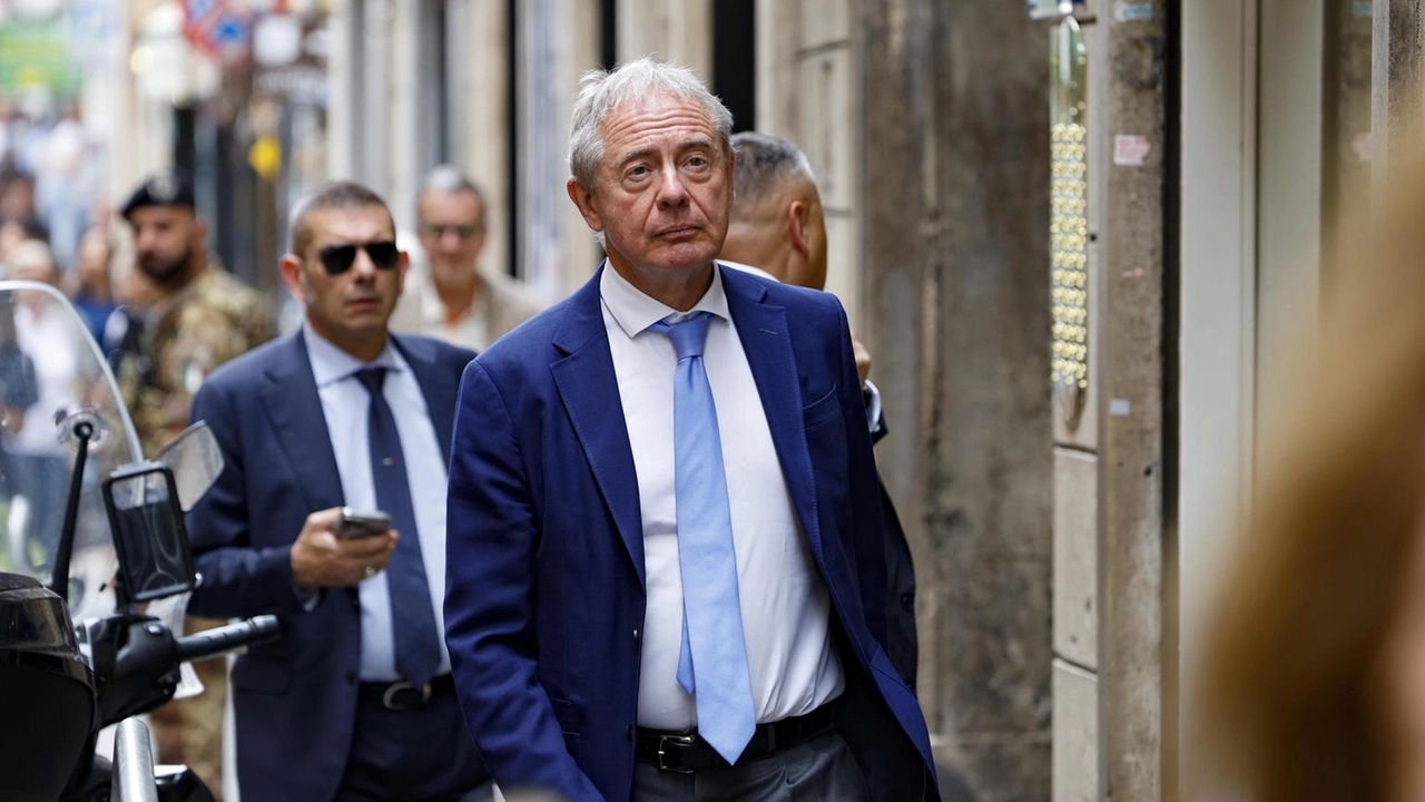Il ministro Urso affronta temi di politica industriale ed energetica con i leader di Confindustria, evidenziando l'importanza dell'autonomia produttiva. Il ministro Urso affronta temi di politica industriale ed energetica con i leader di Confindustria, evidenziando l'importanza dell'autonomia produttiva.