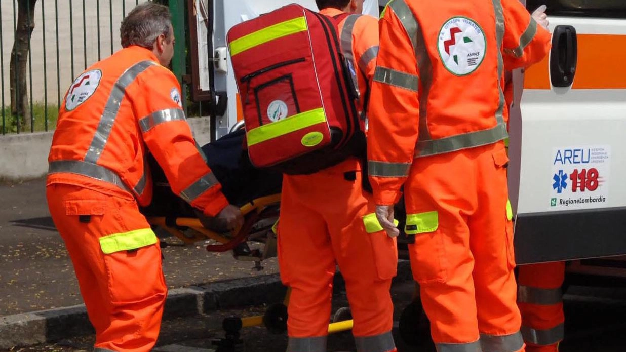 Incidente al semaforo: una donna di 67 anni investita da un'auto guidata da una ragazza con assicurazione scaduta. La donna è stata trasportata in ospedale. Veicolo sequestrato. Incidente al semaforo: una donna di 67 anni investita da un'auto guidata da una ragazza con assicurazione scaduta. La donna è stata trasportata in ospedale. Veicolo sequestrato.