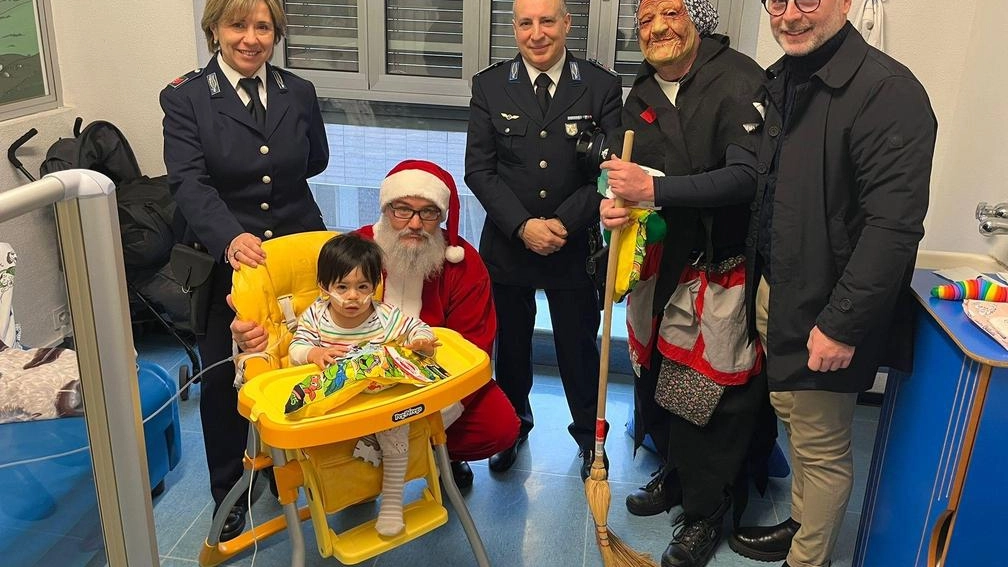 Anche quest’anno la Befana ha indossato la divisa della Polizia Penitenziaria per portare gioia e dolcezze ai bambini che sono... Anche quest’anno la Befana ha indossato la divisa della Polizia Penitenziaria per portare gioia e dolcezze ai bambini che sono...