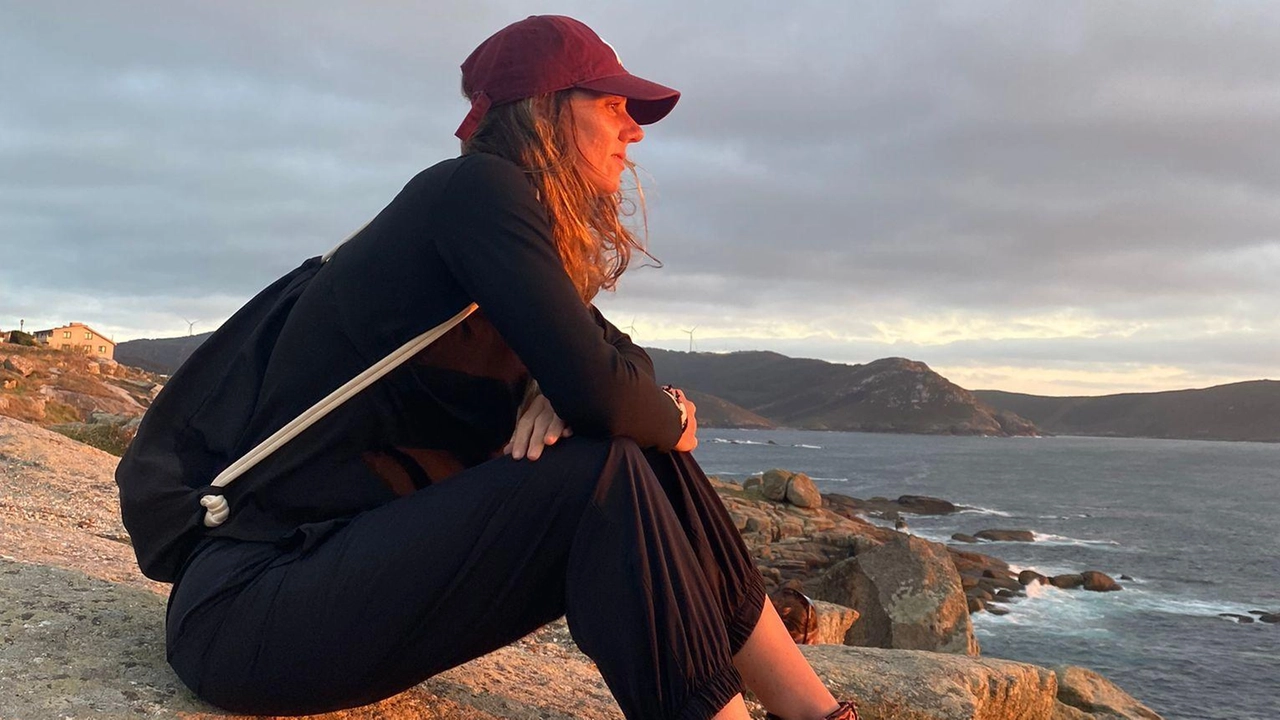 Deborah Venturelli 37 anni scruta l’oceano Atlantico a conclusione del cammino lungo 929 chilometri Deborah Venturelli 37 anni scruta l’oceano Atlantico a conclusione del cammino lungo 929 chilometri