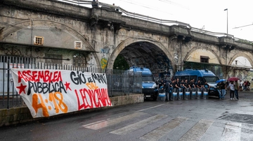 Leoncavallo sfrattato a Milano, serrature cambiate e via i sanitari per impedire nuove occupazioni