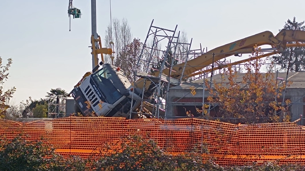 La gru che ha colpito la vittima, nel cantiere di Soncino La gru che ha colpito la vittima, nel cantiere di Soncino