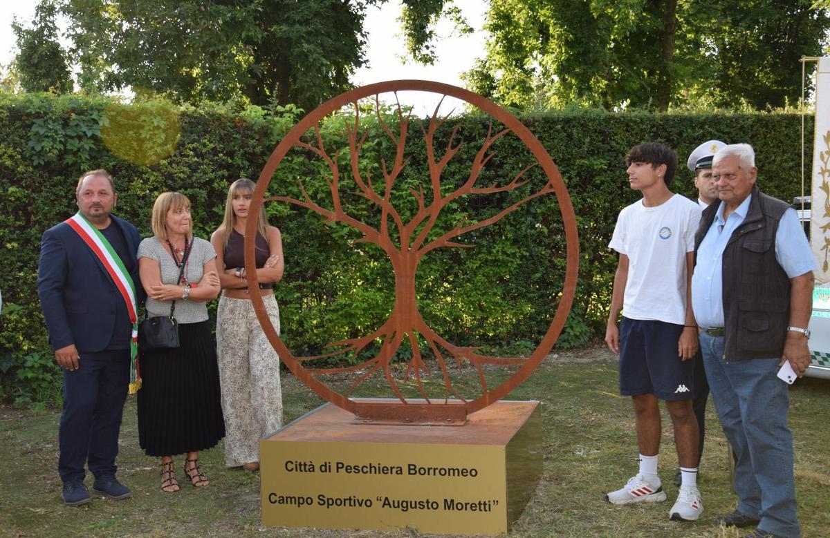 Peschiera, il ricordo di Moretti. Cerimonia e folla commossa. Il campo sportivo intitolato a lui Peschiera, il ricordo di Moretti. Cerimonia e folla commossa. Il campo sportivo intitolato a lui