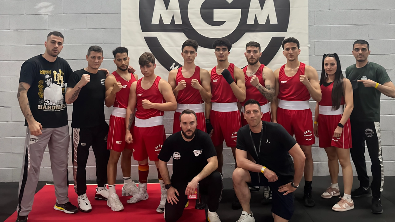 Joshua Testori allena i giovani del quartiere alla Mgm Boxe Island "Chi non può non paga, ma ci aiuta. Per capire che lo sport ha un valore". Joshua Testori allena i giovani del quartiere alla Mgm Boxe Island "Chi non può non paga, ma ci aiuta. Per capire che lo sport ha un valore".