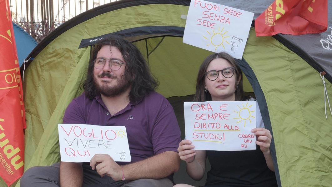 Una manifestazione di studenti universitari contro il caro affitti. A Milano il prezzo medio di una camera singola è di 675 euro al mese Una manifestazione di studenti universitari contro il caro affitti. A Milano il prezzo medio di una camera singola è di 675 euro al mese