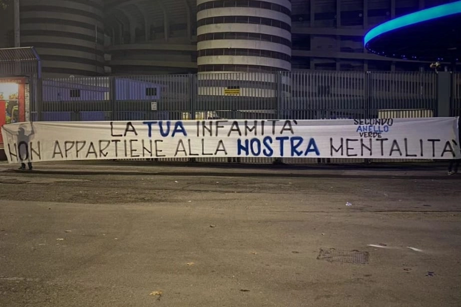 Lo striscione comparso nel piazzale dello stadio