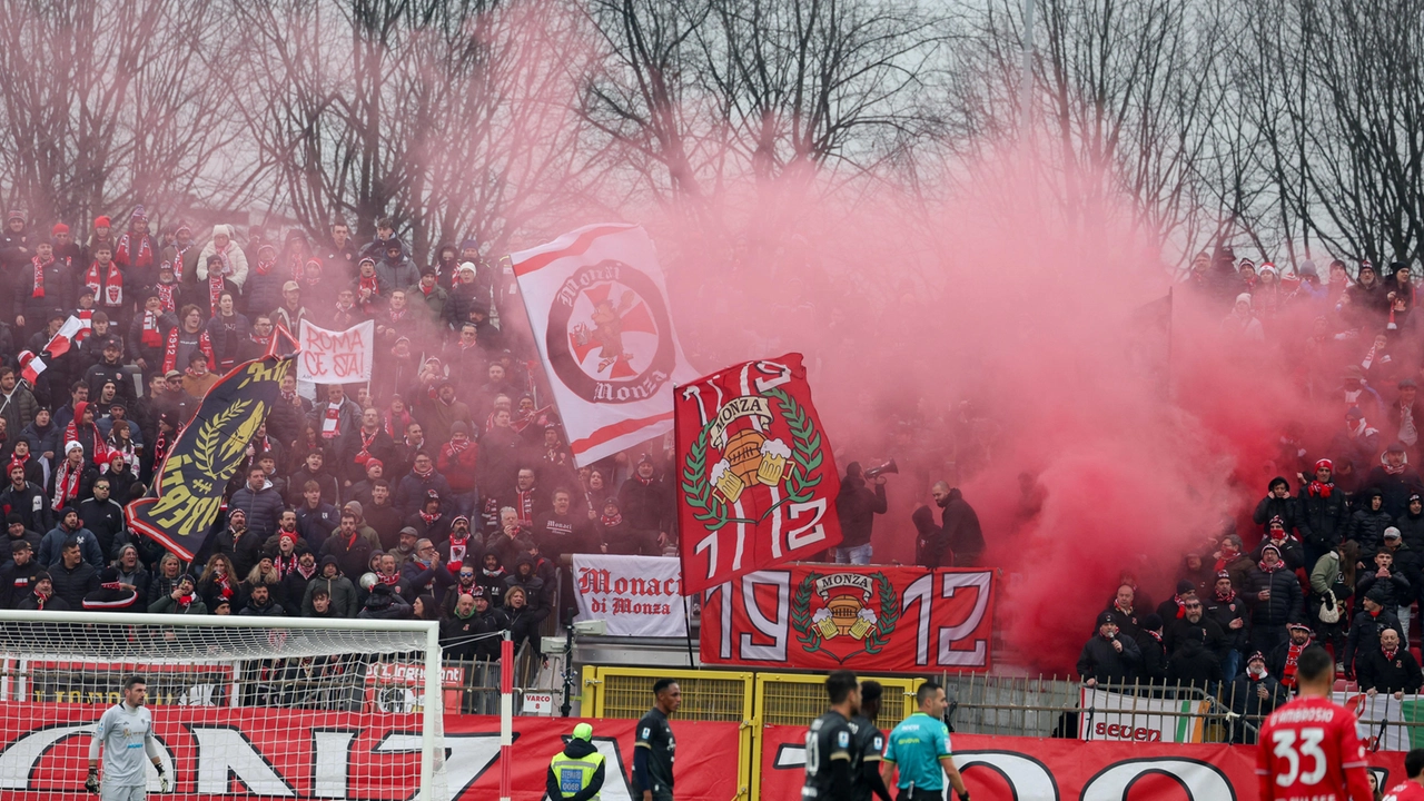 La curva del Monza durante la partita in casa con il Cagliari persa due a uno. I tifosi hanno contestato duramente la squadra La curva del Monza durante la partita in casa con il Cagliari persa due a uno. I tifosi hanno contestato duramente la squadra