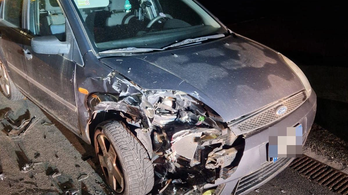 La Fiesta distrutta da un giovane automobilista che il giorno dopo si è presentato dai proprietari a scusarsi La Fiesta distrutta da un giovane automobilista che il giorno dopo si è presentato dai proprietari a scusarsi
