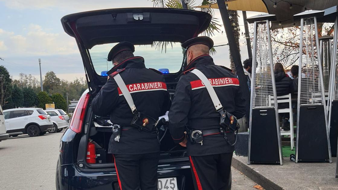 Cermenate, si abbassa i pantaloni davanti a una donna: denunciato e rimpatriato Cermenate, si abbassa i pantaloni davanti a una donna: denunciato e rimpatriato