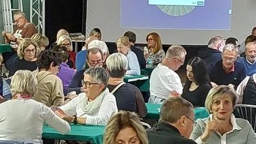 Un torneo di Scala40 a Castellanza raccoglie 1.600 euro per la mensa del Padre nostro, garantendo pasti a chi ne ha bisogno. Iniziativa di solidarietà che coinvolge la comunità locale. Un torneo di Scala40 a Castellanza raccoglie 1.600 euro per la mensa del Padre nostro, garantendo pasti a chi ne ha bisogno. Iniziativa di solidarietà che coinvolge la comunità locale.