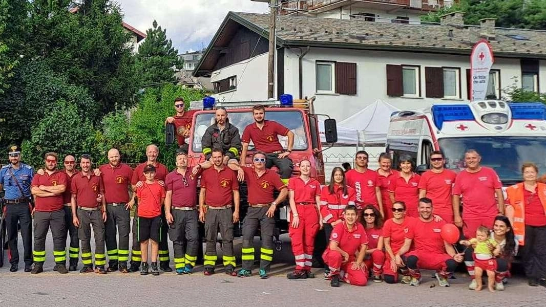 Successo a #Aprica per la giornata del soccorso: volontari dei Vigili del Fuoco, Croce Rossa e Carabinieri hanno coinvolto la popolazione, soprattutto i giovani, mostrando mezzi e tecniche operative. Importante sensibilizzazione sui rischi legati a guida in stato di ebbrezza. Successo a #Aprica per la giornata del soccorso: volontari dei Vigili del Fuoco, Croce Rossa e Carabinieri hanno coinvolto la popolazione, soprattutto i giovani, mostrando mezzi e tecniche operative. Importante sensibilizzazione sui rischi legati a guida in stato di ebbrezza.