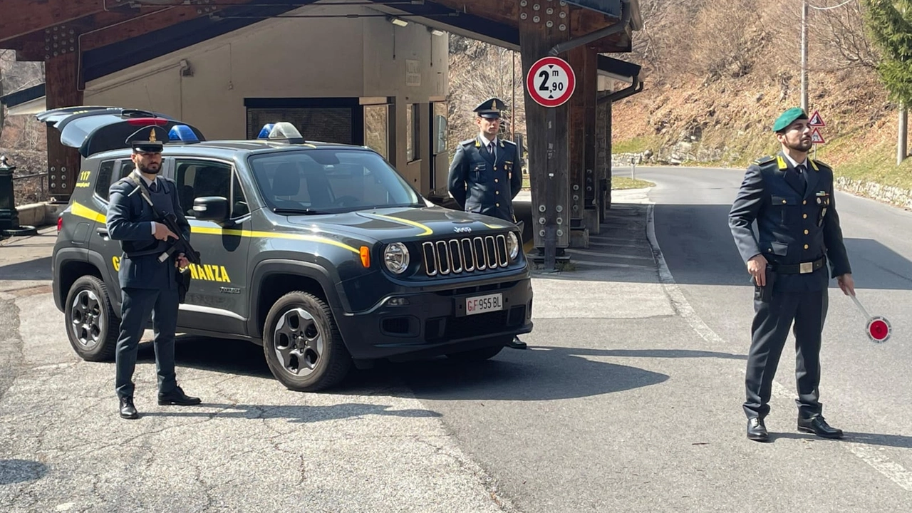 Non dichiara i capi d’abbigliamento e gli accessori acquistati in Svizzera per non pagare i dazi doganali: merce sequestrata dai finanzieri (foto generica) Non dichiara i capi d’abbigliamento e gli accessori acquistati in Svizzera per non pagare i dazi doganali: merce sequestrata dai finanzieri (foto generica)