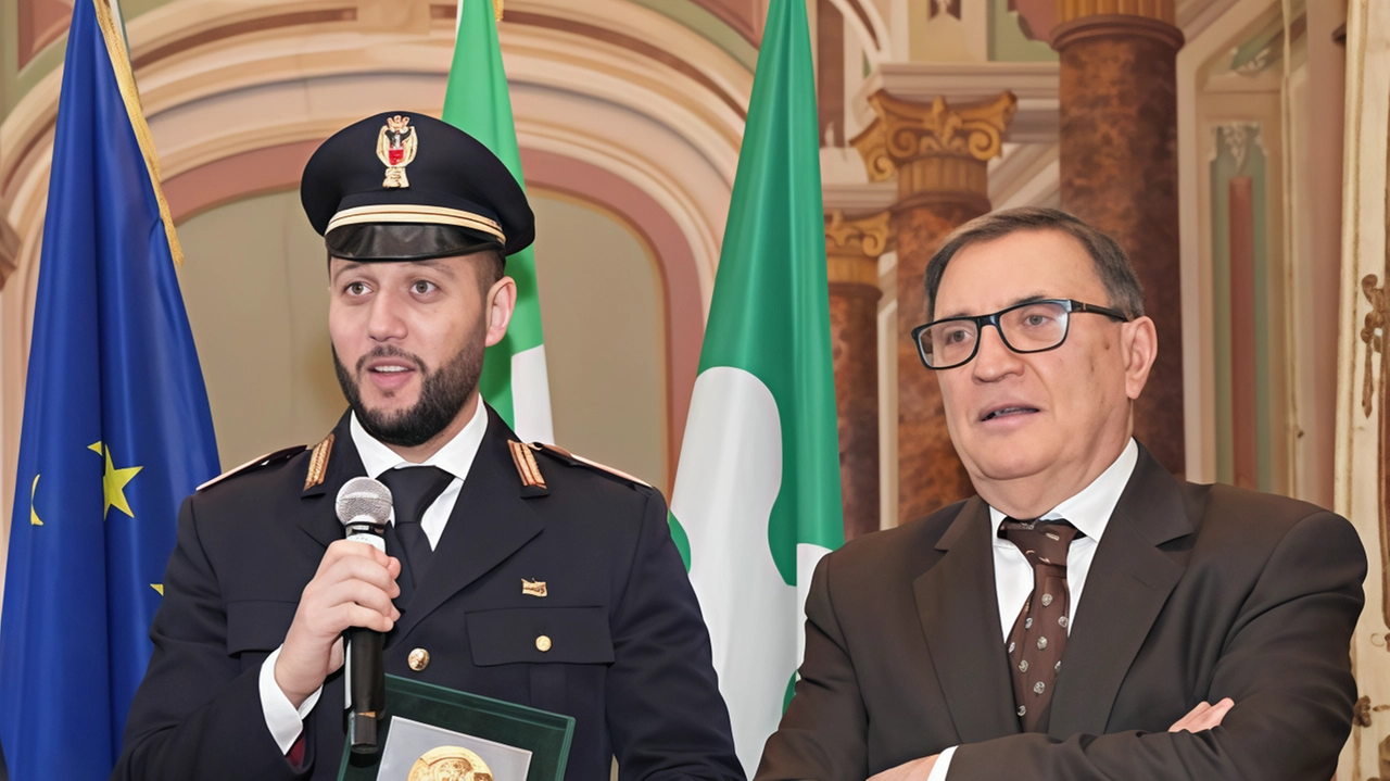 L’assessore regionale alla Sicurezza, Romano La Russa, ha premiato il viceispettore di polizia, Christian Di Martino, vittima di un’aggressione a... L’assessore regionale alla Sicurezza, Romano La Russa, ha premiato il viceispettore di polizia, Christian Di Martino, vittima di un’aggressione a...