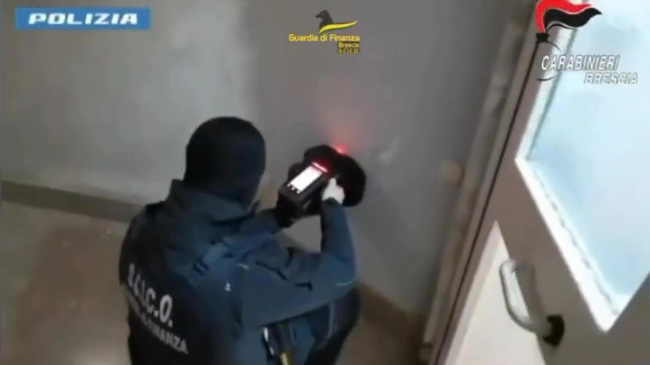 Uno dei frame del video della maxi operazione che ha portato agli arresti per presunte infiltrazioni della ’ndrangheta Uno dei frame del video della maxi operazione che ha portato agli arresti per presunte infiltrazioni della ’ndrangheta