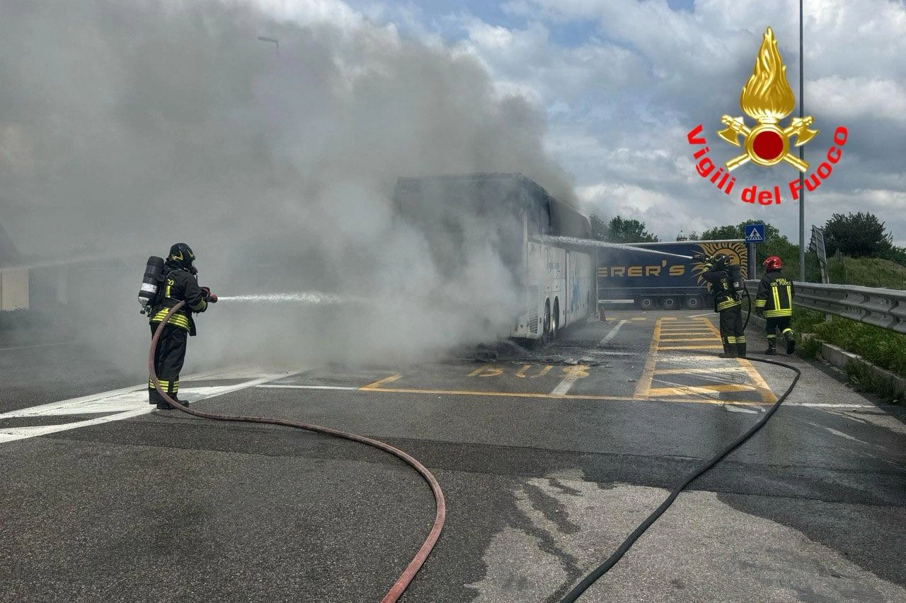 L'incendio nell'area di sosta di Somaglia ha carbonizzato parte del pullman