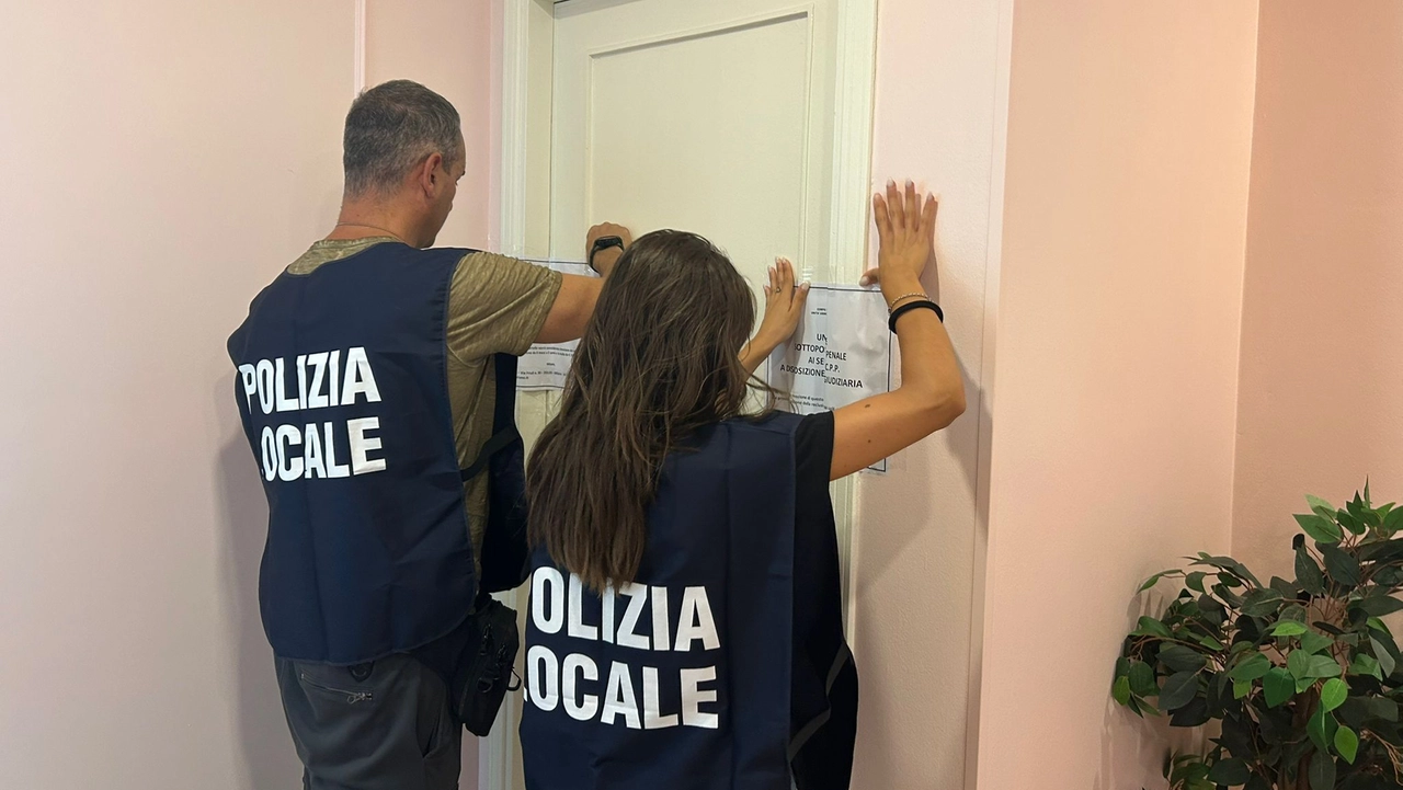 Lo studio ha sede al terzo piano di un palazzo di via Napo Torriani Lo studio ha sede al terzo piano di un palazzo di via Napo Torriani