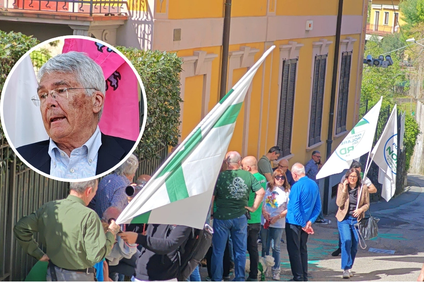 Militanti autonomisti davanti alla villa di Umberto Bossi; nel tondo, l'ex ministro Roberto Castelli a Gemonio