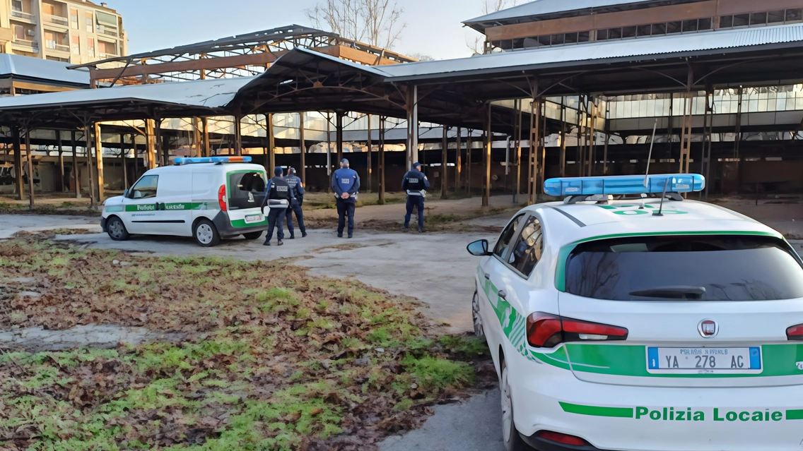 Vivevano al suo interno, con giacigli di fortuna e la corrente “rubata“ al Comune. Un blitz all’ex Macello, area in stato... Vivevano al suo interno, con giacigli di fortuna e la corrente “rubata“ al Comune. Un blitz all’ex Macello, area in stato...