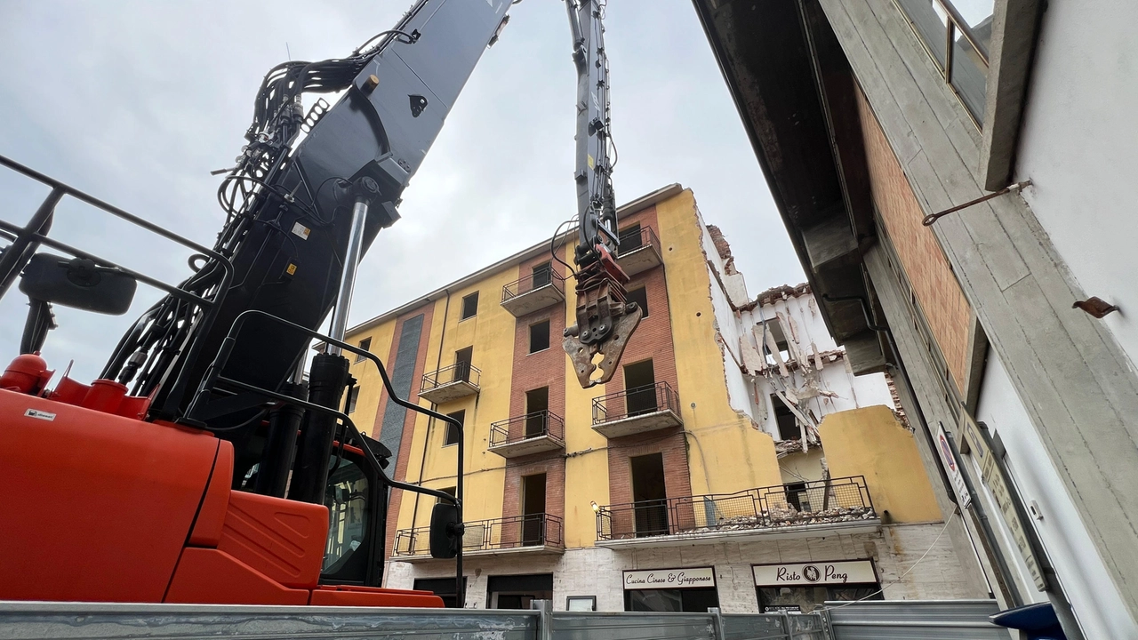 Broni, via alla demolizione degli immobili degradati di piazza Italia Broni, via alla demolizione degli immobili degradati di piazza Italia