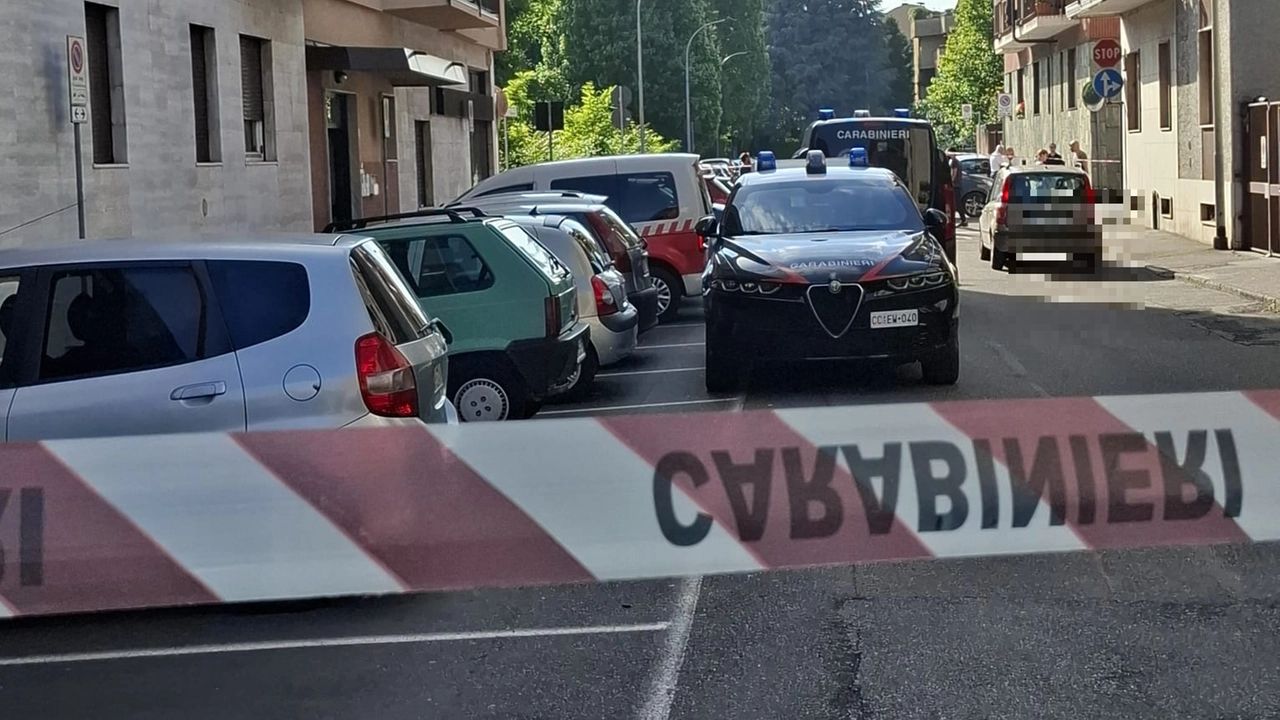 I carabinieri in via Stelvio a Legnano, dove è stata uccisa una donna