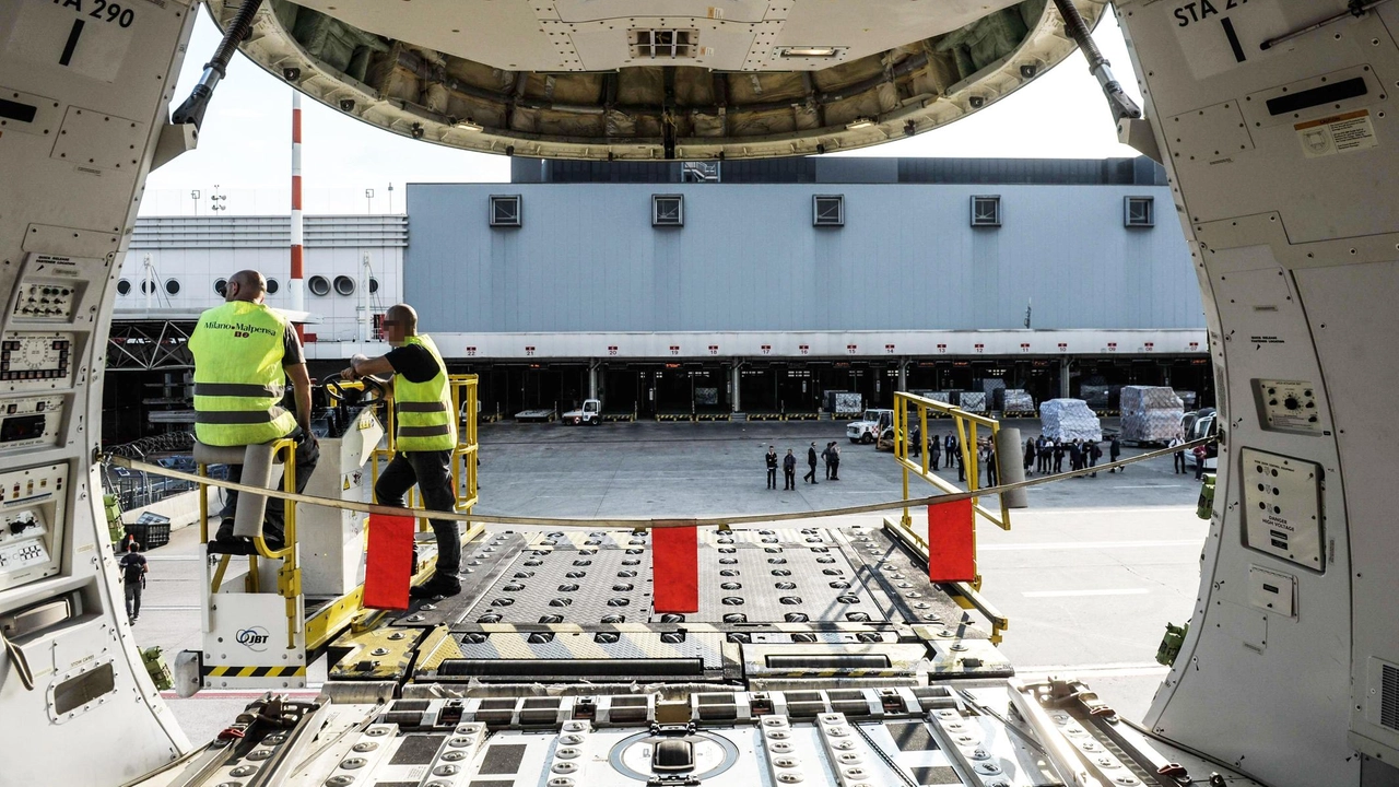 Un aereo cargo all’aeroporto di Malpensa Il trasporto delle merci è tra i temi dibattuti