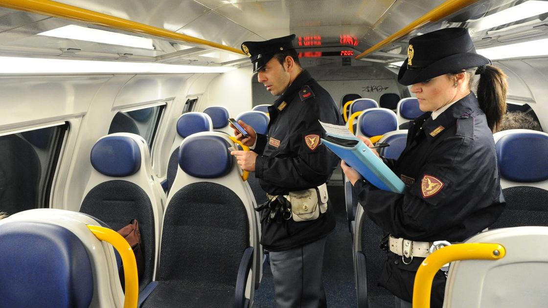 Aggressione sul treno a Grumello, 26enne sfregiato al volto da un uomo incappucciato: panico fra i passeggeri