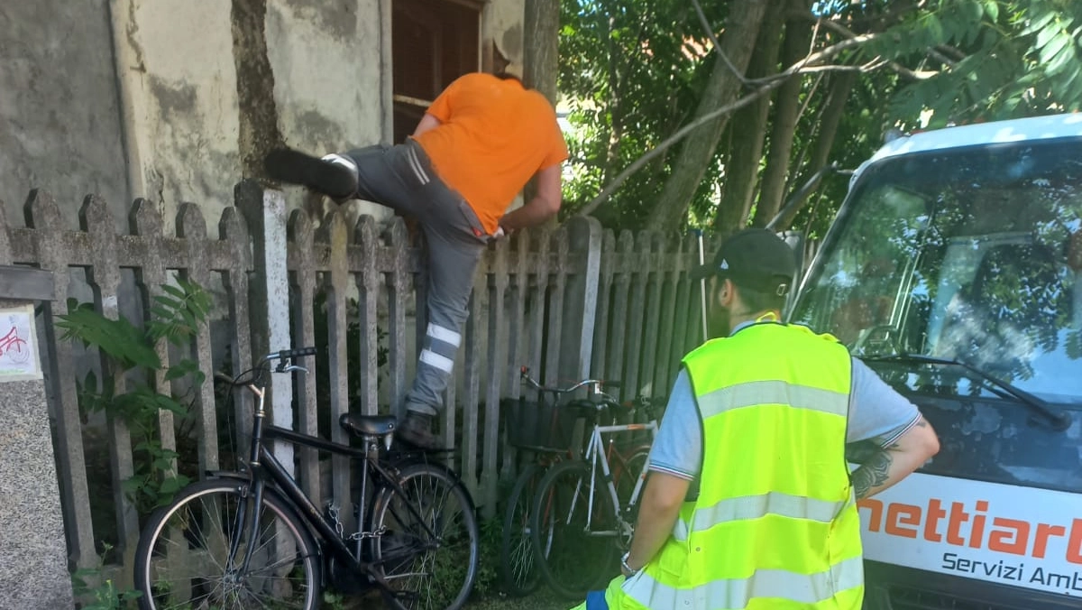 Gli operai al lavoro nel posto di blocco Gli operai al lavoro nel posto di blocco