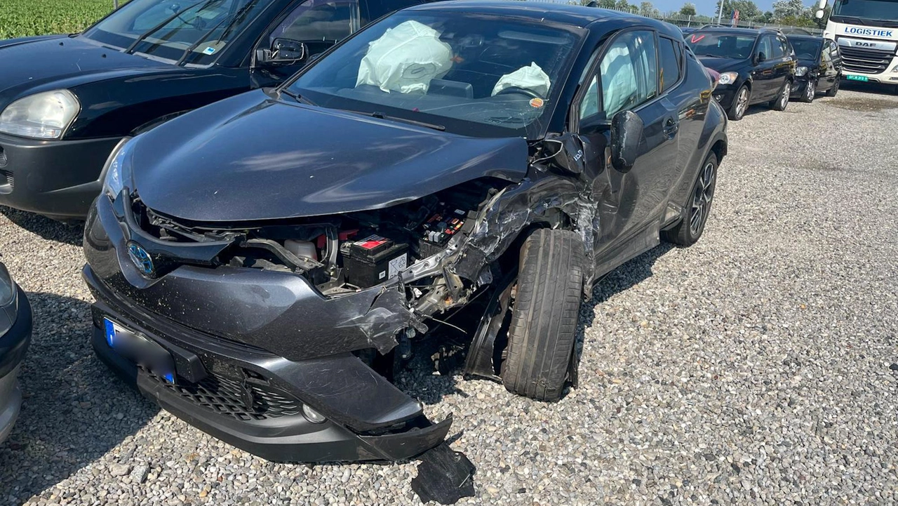 La Ford Fiesta gravemente danneggiata dopo l'incidente La Ford Fiesta gravemente danneggiata dopo l'incidente