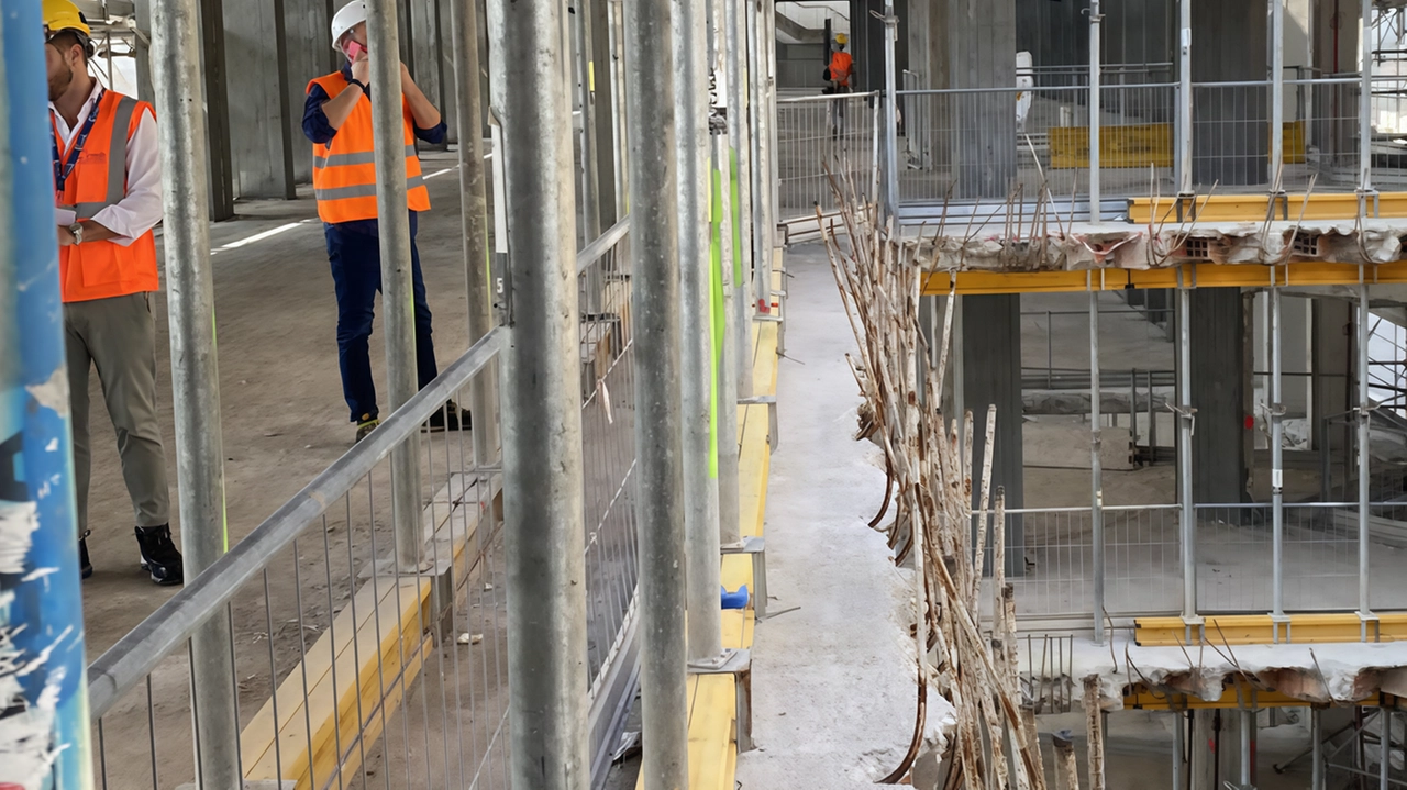 Il cantiere di ristrutturazione del Nuovo ospedale San Gerardo a Monza sarà completato entro settembre 2025, dopo anni di lavori e complicazioni. La struttura sarà moderna e energeticamente efficiente, con nuove aree verdi e parcheggi. Il cantiere di ristrutturazione del Nuovo ospedale San Gerardo a Monza sarà completato entro settembre 2025, dopo anni di lavori e complicazioni. La struttura sarà moderna e energeticamente efficiente, con nuove aree verdi e parcheggi.