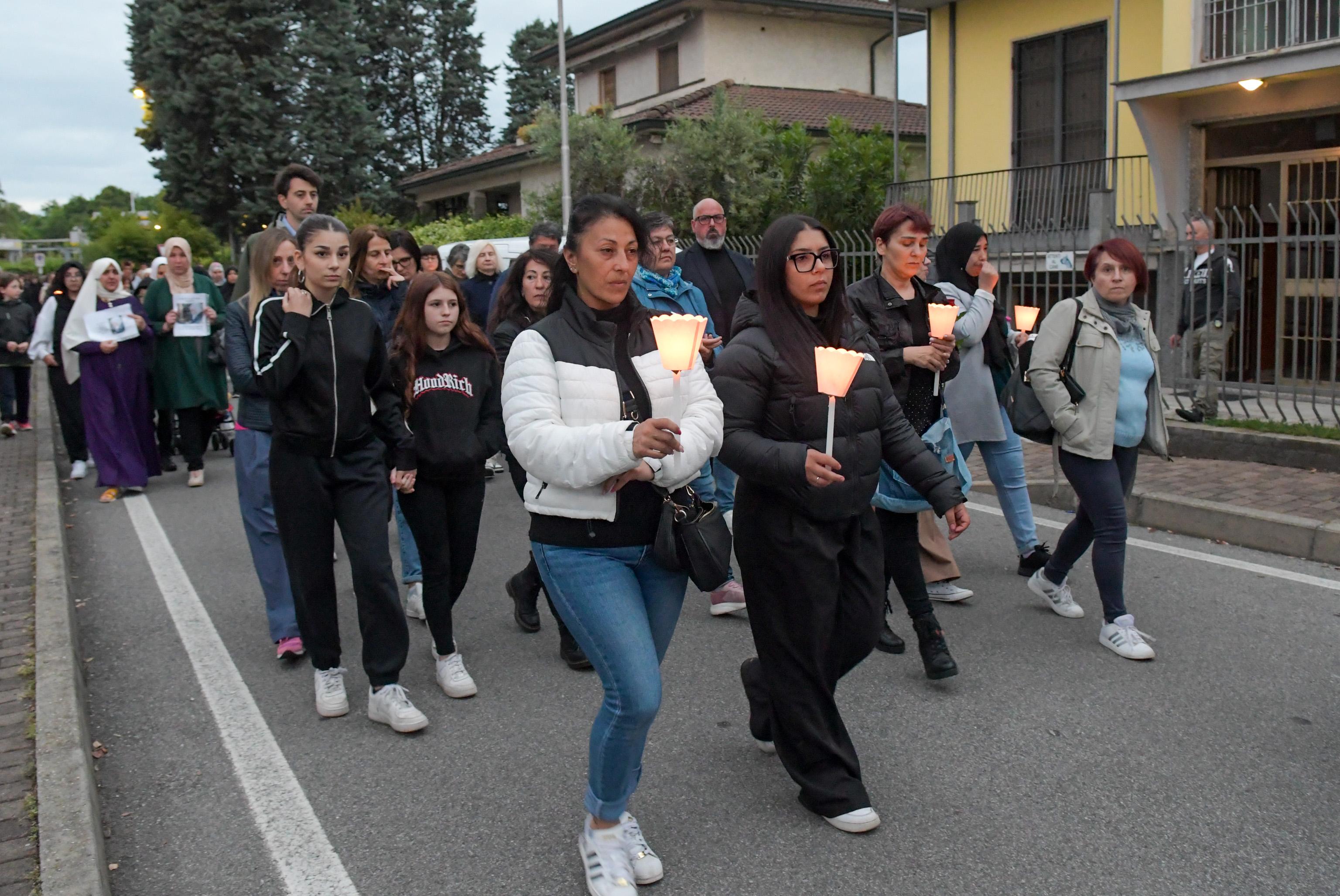 Settala, una fiaccolata in ricordo di Amina e per dire basta ai femminicidi Settala, una fiaccolata in ricordo di Amina e per dire basta ai femminicidi