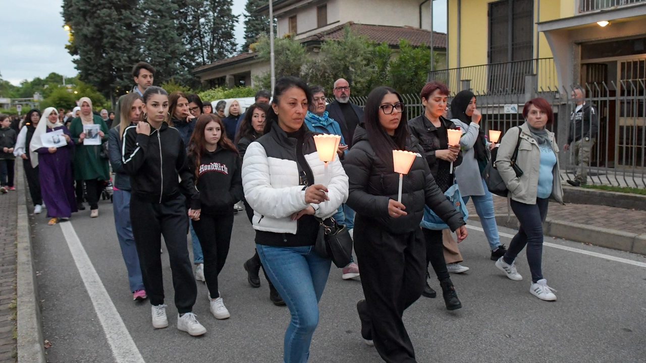 Settala. la fiaccolata in ricordo di Amina Sailouhi