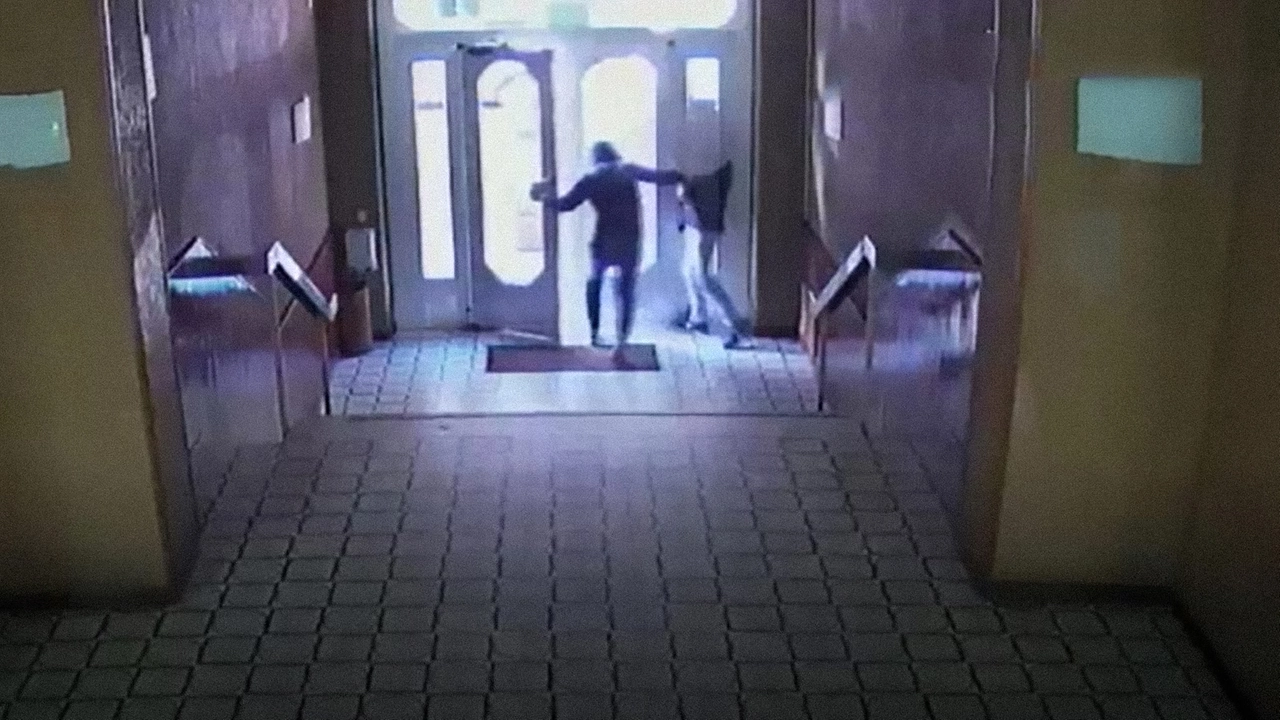 L'anziano è stato rapinato nell'androne di casa (foto di repertorio)