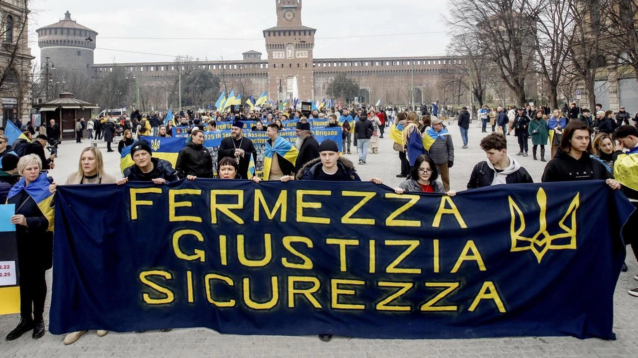 Erano un migliaio in corteo da piazza Castello a San Babila, nel terzo anniversario dell’invasione russa dell’Ucraina mentre un... Erano un migliaio in corteo da piazza Castello a San Babila, nel terzo anniversario dell’invasione russa dell’Ucraina mentre un...