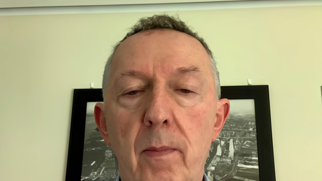 L'articolo di Bruno Villois analizza i fattori che limitano il rilancio economico in Italia, tra cui l'aumento dei prezzi, la lentezza nella riduzione dei tassi di interesse e le preoccupazioni legate alla salute e alle pensioni. Si discute anche dell'effetto del Black Friday e della necessità di interventi per stimolare i consumi e l'economia. L'articolo di Bruno Villois analizza i fattori che limitano il rilancio economico in Italia, tra cui l'aumento dei prezzi, la lentezza nella riduzione dei tassi di interesse e le preoccupazioni legate alla salute e alle pensioni. Si discute anche dell'effetto del Black Friday e della necessità di interventi per stimolare i consumi e l'economia.