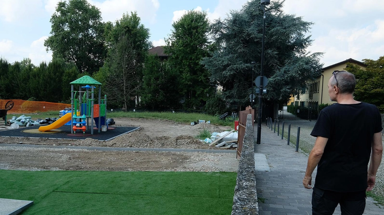Ancora inagibili il giardino delle elementari e la parte su cui si affaccia la materna Tagliabue. Dall’opposizione Gaia Carretta incalza: "Significa che gli alunni non potranno andare fuori a giocare". Ancora inagibili il giardino delle elementari e la parte su cui si affaccia la materna Tagliabue. Dall’opposizione Gaia Carretta incalza: "Significa che gli alunni non potranno andare fuori a giocare".