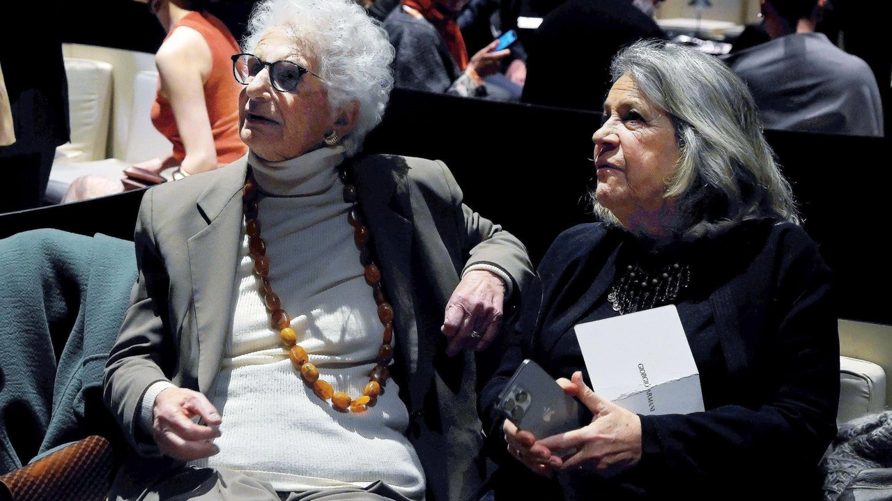 Liliana Segre e Andrée Ruth Shammah alla sfilata di Armani in via Bergognone Liliana Segre e Andrée Ruth Shammah alla sfilata di Armani in via Bergognone