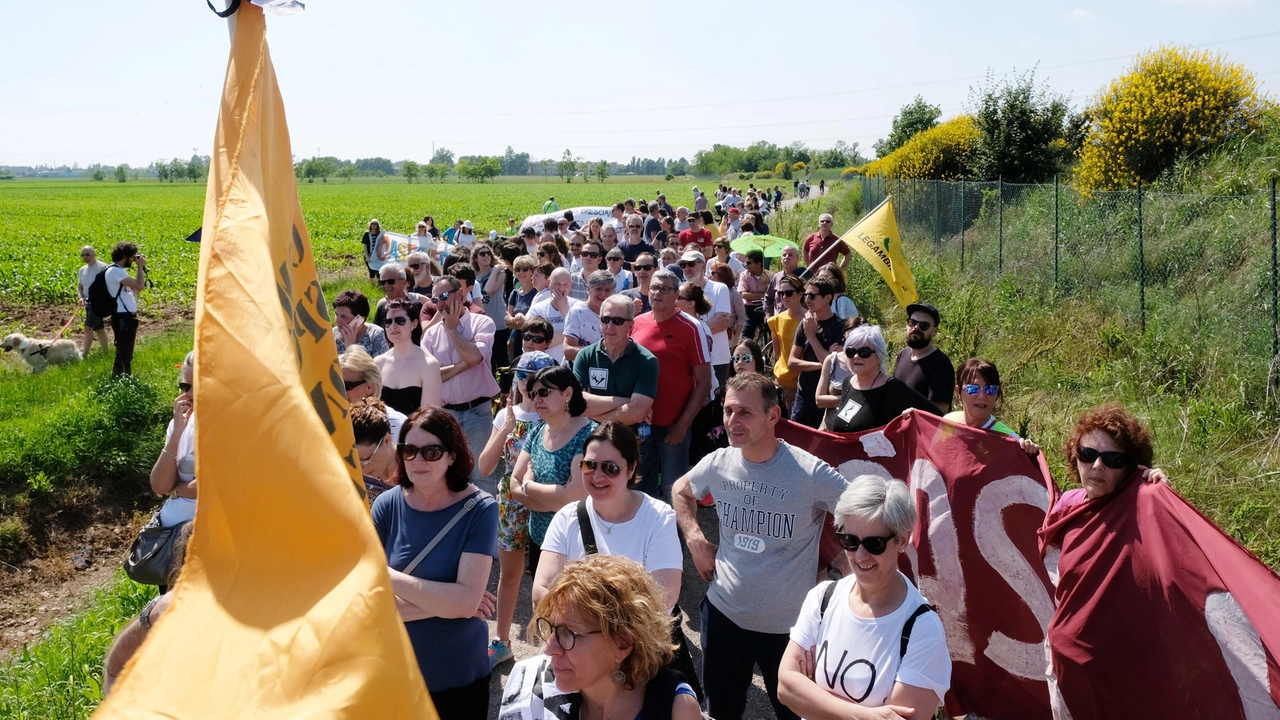 Una manifestazione molto partecipata contro la realizzazione della discarica Castella