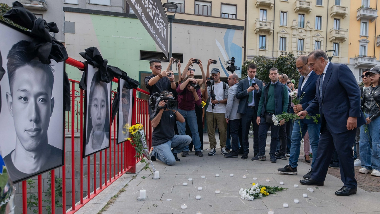 Commemorazione per le vittime dell'incendio di via Cantoni, presenti il presidente del Senato Ignazio La Russa, l'assessore alla Sicurezza del Comune di Milano Marco Granelli e le autorità consolari cinesi (Ansa)