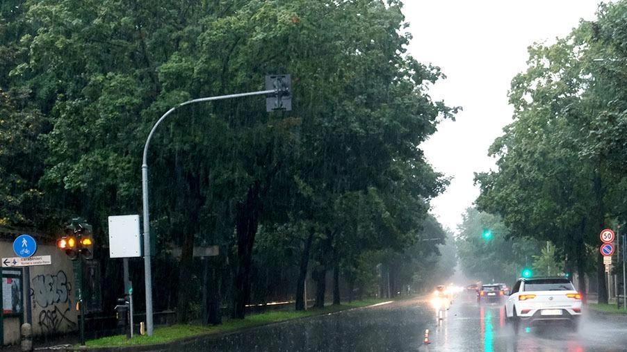I lavori di rialfaltatura in viale Brianza sono stati effettuati di notte Per la prima volta le aziende hanno l’obbligo di reperibilità 24 ore su 24 I lavori di rialfaltatura in viale Brianza sono stati effettuati di notte Per la prima volta le aziende hanno l’obbligo di reperibilità 24 ore su 24