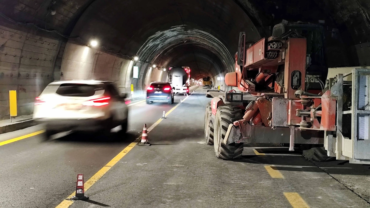 I cantieri nella galleria Monte Piazzo Una volta consolidato come spiegato dai vertici di Anas il tunnel avrà una vita massima di circa una quindicina d’anni I cantieri nella galleria Monte Piazzo Una volta consolidato come spiegato dai vertici di Anas il tunnel avrà una vita massima di circa una quindicina d’anni