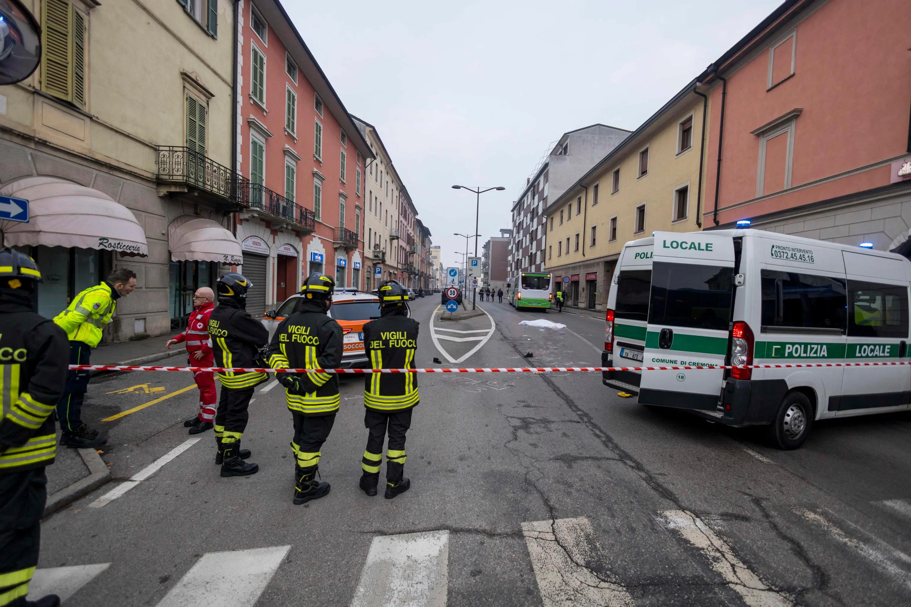 Sepolta dal crollo del soffitto a 90 anni, salva per miracolo dopo una notte sotto i calcinacci: paura a Bergamo