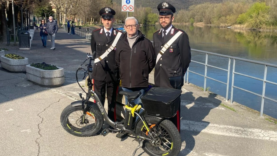 I carabinieri mentre riconsegnano la bici ad Aldo