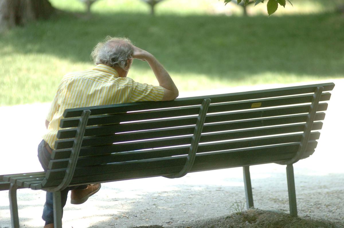 Ruba il borsello a un anziano malato di Alzheimer: denunciato 15enne a Rozzano Ruba il borsello a un anziano malato di Alzheimer: denunciato 15enne a Rozzano