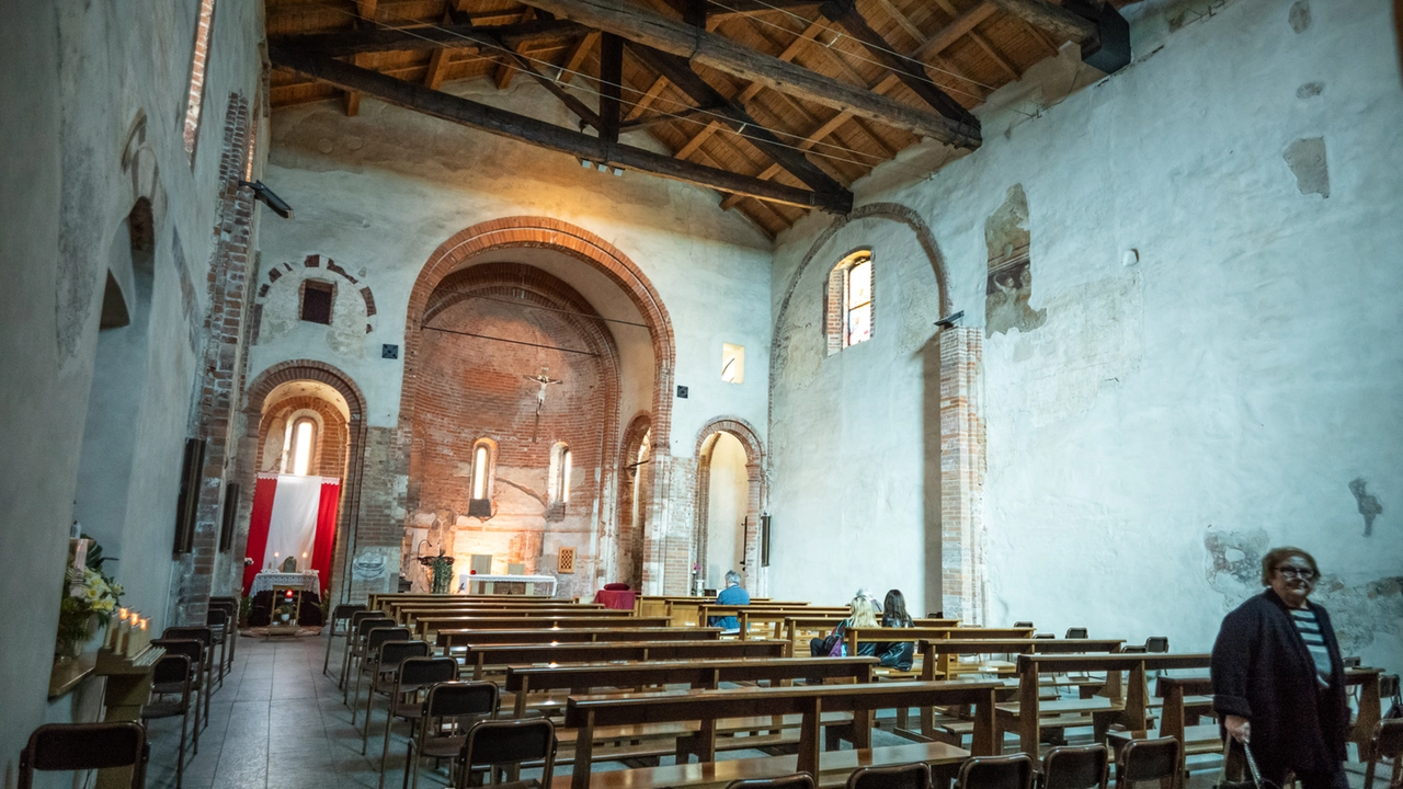 L'interno della chiesetta romanica
