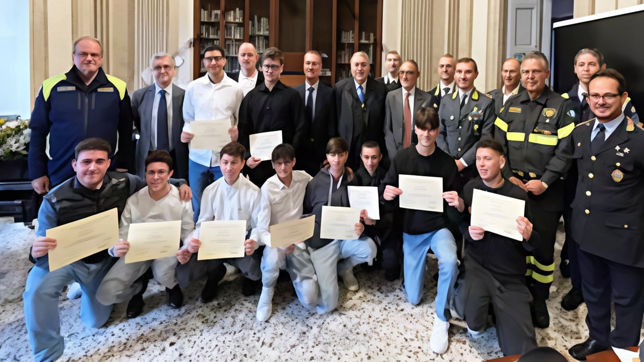 Ieri a Como dieci studenti dell'Istituto Da Vinci Ripamonti hanno ricevuto attestati per il corso sulla protezione civile. Eventi e spettacoli in programma per sensibilizzare sulla sicurezza. Ieri a Como dieci studenti dell'Istituto Da Vinci Ripamonti hanno ricevuto attestati per il corso sulla protezione civile. Eventi e spettacoli in programma per sensibilizzare sulla sicurezza.