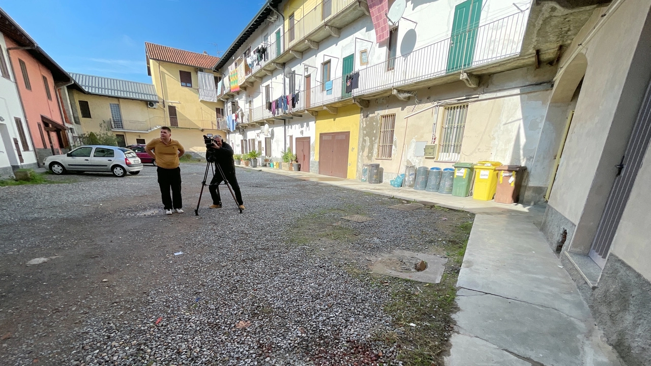 Il cortile dove domenica è avvenuto il delitto Secondo testimoni almeno quattro i colpi di pistola esplosi Il cortile dove domenica è avvenuto il delitto Secondo testimoni almeno quattro i colpi di pistola esplosi