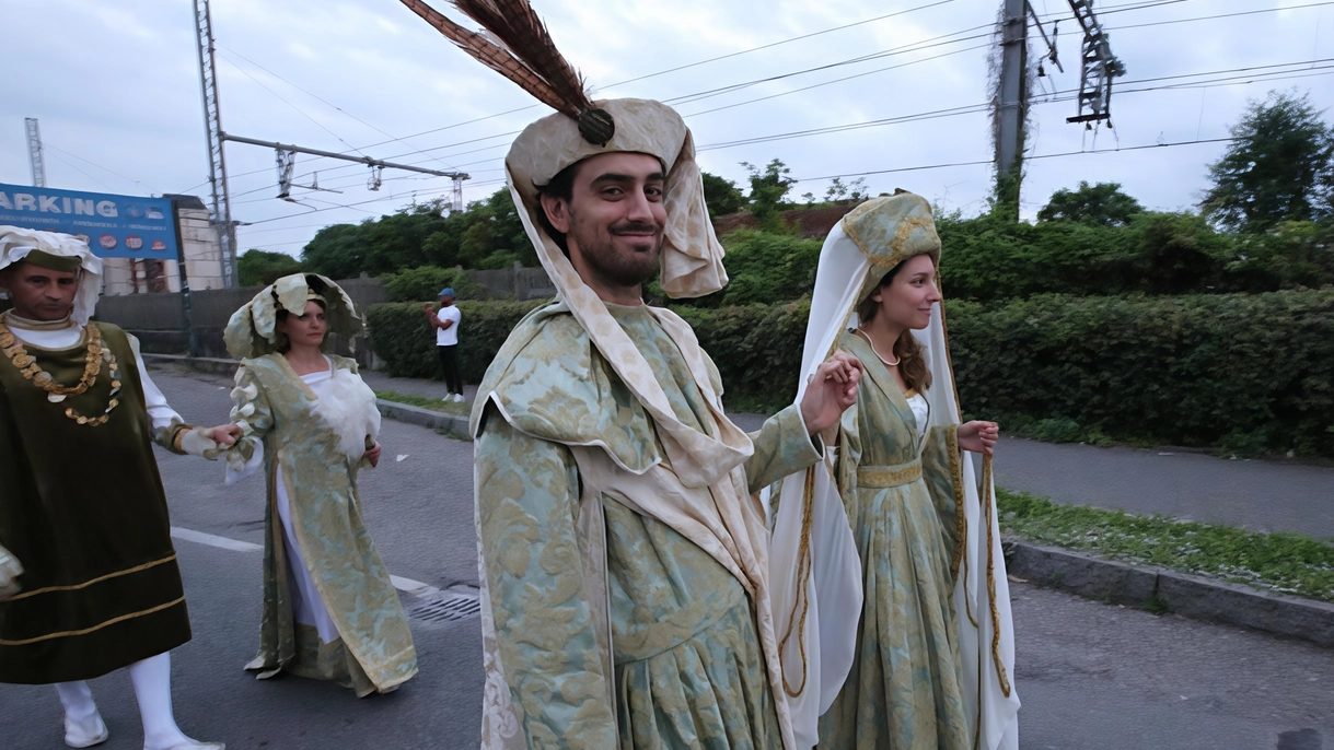 Centinaia di figuranti protagonisti ieri in centro al tradizionale corteo. Musiche, danze e il volo della colomba tra luci pirotecniche e fascino. In Arengario mestieri di una volta, falconieri e duelli mozzafiato in armatura. Centinaia di figuranti protagonisti ieri in centro al tradizionale corteo. Musiche, danze e il volo della colomba tra luci pirotecniche e fascino. In Arengario mestieri di una volta, falconieri e duelli mozzafiato in armatura.